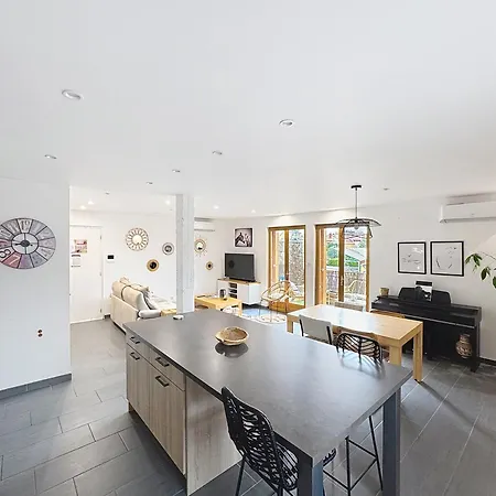 6 Personnes Avec Garage Apartmán *